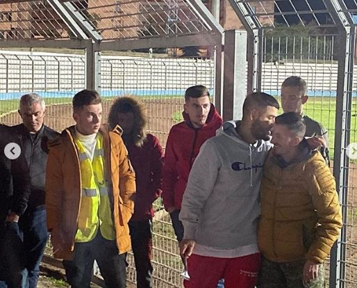 VIDEO/Me garuzhde në duar duke shpërndarë makarona, Noizy prej 24 orësh pranë banorëve të prekur nga tërmetet