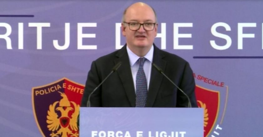 “Kriminelët vazhdojnë dhe nga burgjet drejtojnë bandat”, thirrja e ambasadorit britanik për drejtorët në Shqipëri