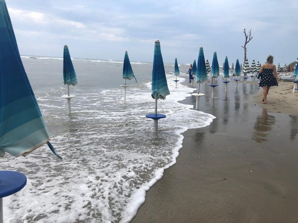 Gjendet ne plazh trupi i pajetë i një vajze