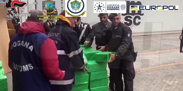 FOTO/Sekuestrohen 250 milionë euro kokainë në Itali, ishte fshehur në kontenier me banane