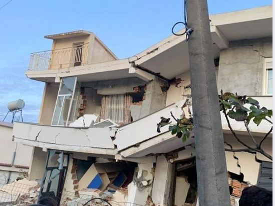 Nxirret i gjallë 17-vjeçari nga vila e shkatërruar në Durrës: “Kërkoi ujë, ishte bllokuar mes një kolone”