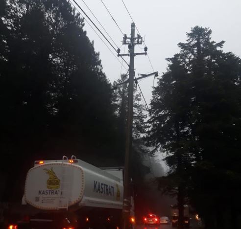 VIDEO/Era e fuqishme rrëzon shtyllat, pa energji elektrike Llogaraja, Dukati e Tragjasi