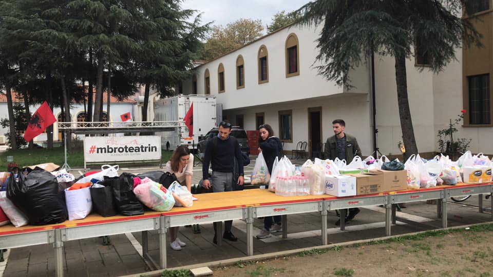 FOTO/Teatri Kombëtar asnjë dëm nga tërmeti, nis mbledhja e ndihmave për të prekurit