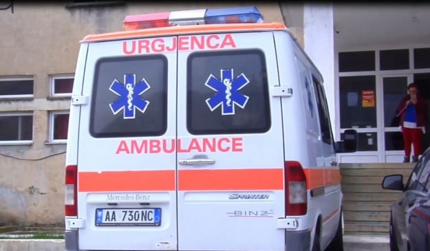 Ambulanca përplas rëndë të moshuarën, prangoset shoferi