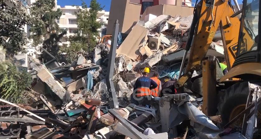 VIDEO/Tërmeti i fuqishëm, dy vëllezër kosovarë nën rrënojat e një pallati në Durrës