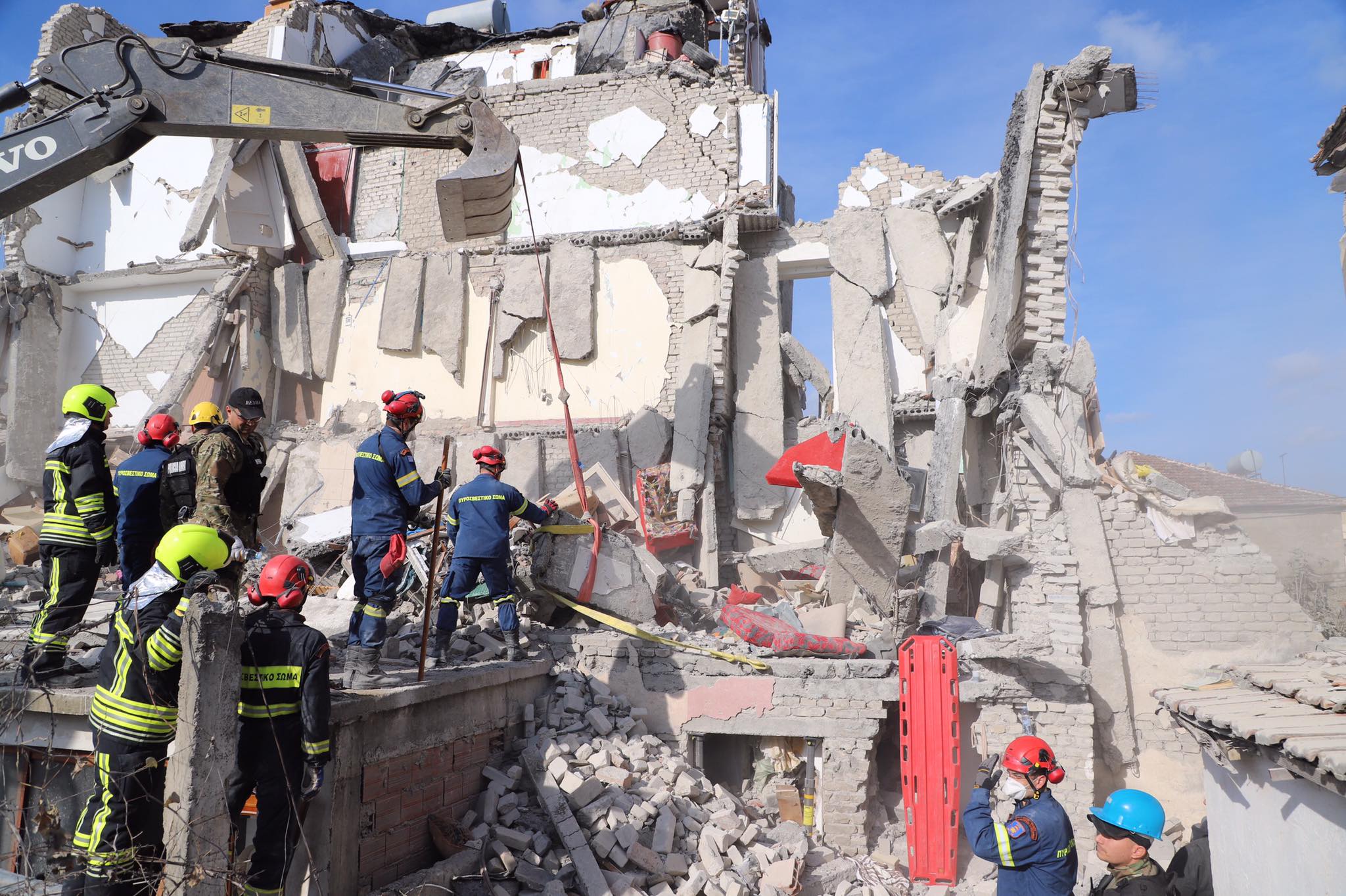 Humori i zi, batuta virale në whatsup për qeverinë dhe qentë e kërkimit