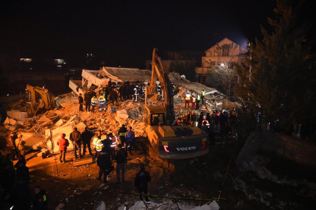 Humori i zi, batuta virale në whatsup për qeverinë dhe qentë e kërkimit