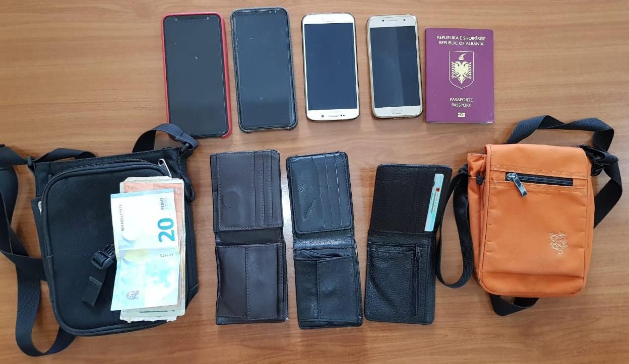 Tmerr në banesën me qera, studentëve në Durrës iu hyjnë hajdutët me thikë, dalin detajet