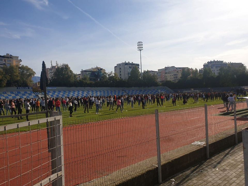 “Më keq se në Kinë”, Vokshi nxjerr videon: Fëmijët e shkollave në Tiranë prova për përurimin e stadiumit me kullë