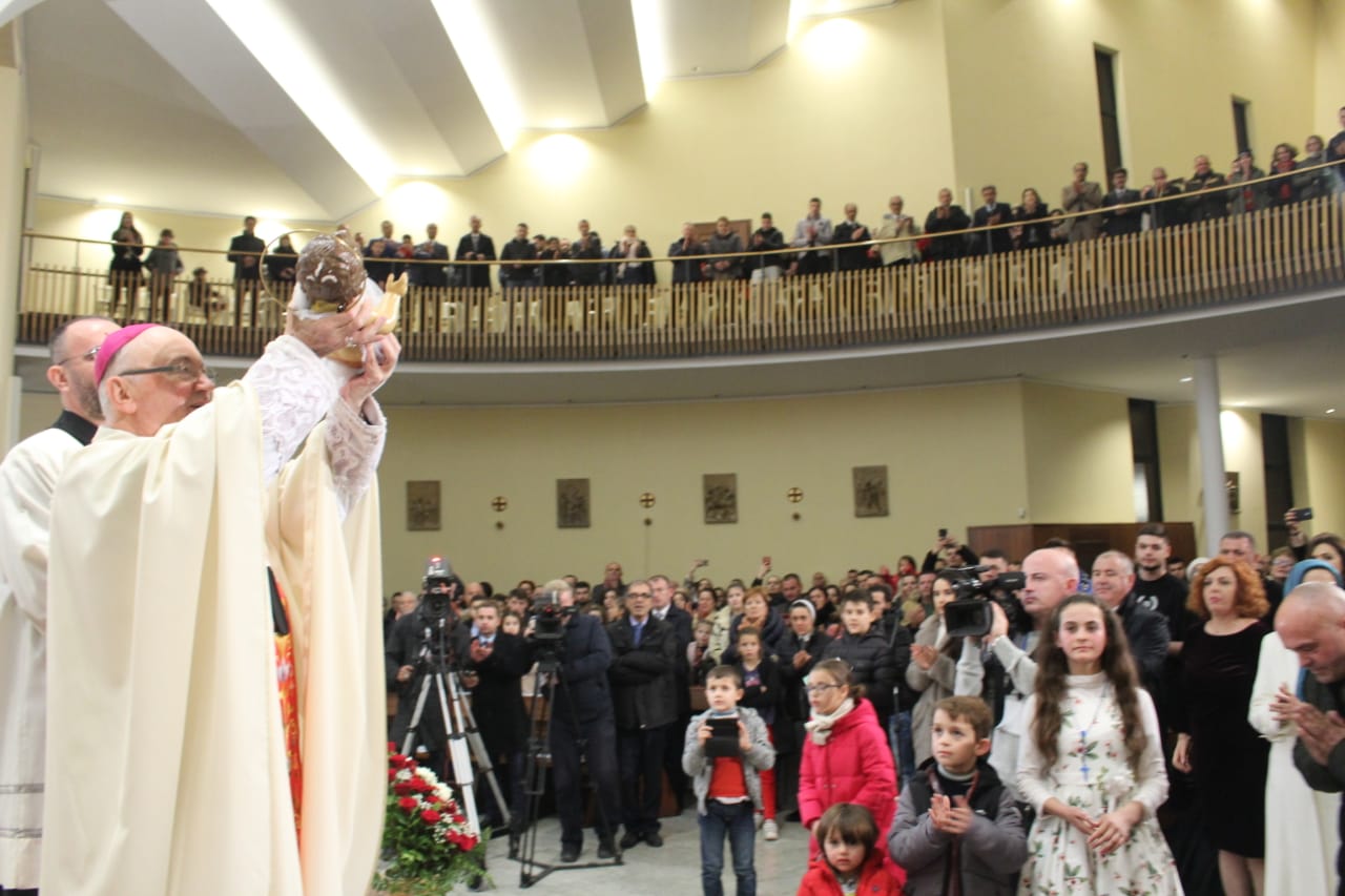 FOTO/Mbahet mesha e Krishtlindjeve, mesazhi i fortë i Imzot Frendos, merr pjesë dhe familja presidenciale