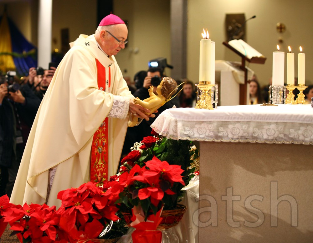 FOTO/Mbahet mesha e Krishtlindjeve, mesazhi i fortë i Imzot Frendos, merr pjesë dhe familja presidenciale