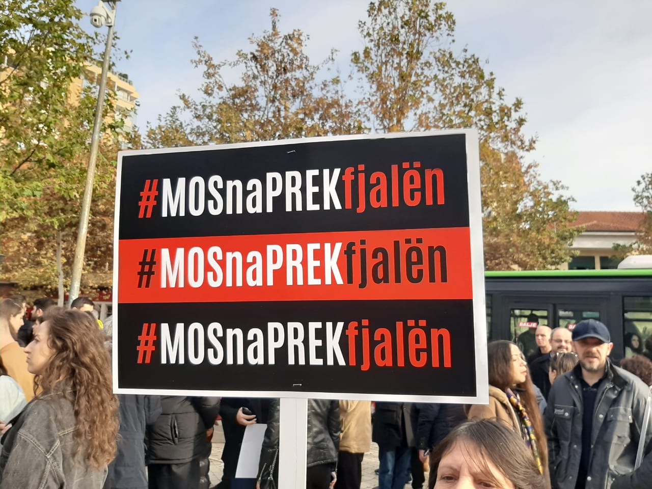 FOTO/Me pankarta në duar dhe mesazhe ndaj qeverisë, gazetarët protestojnë para Parlamentit