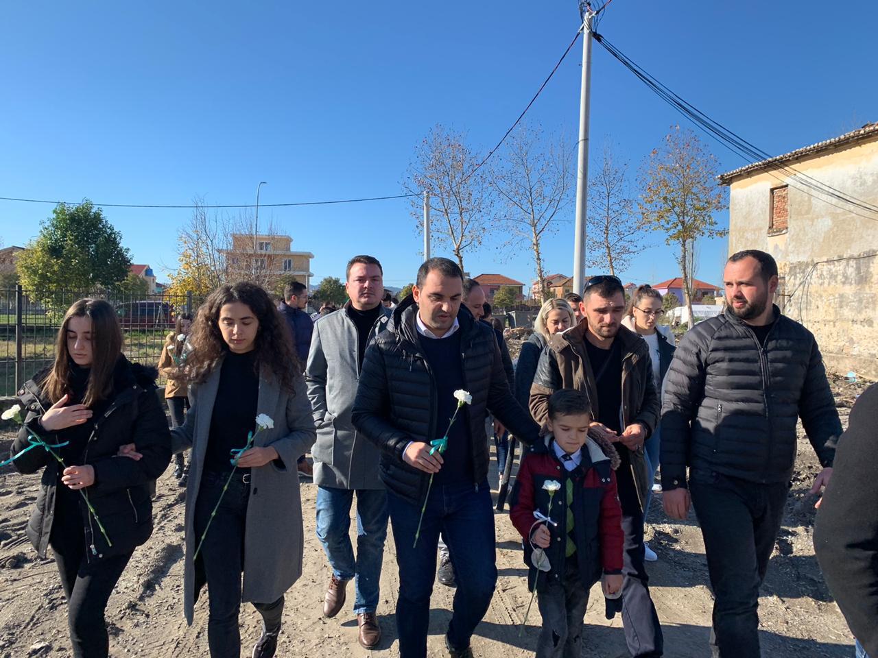 FOTO/PD rikthehet në Thumanë dhe bën homazhe për viktimat, thirrja e banorëve për drejtësi