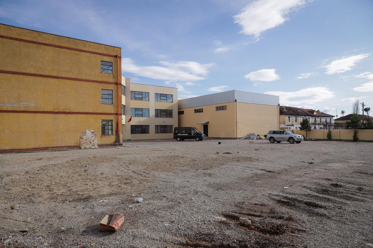 FOTO/”Tërmeti i vjedhjes zhduku 1 milionë euro nga rikonstruksionet”, PD denoncon zhdukjen e dy shkollave në Thumanë e Borizan