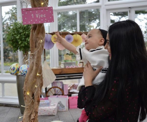 FOTO/Dorëzohet Anjeza Shahini, në 1 vjetorin e lindjes së vajzës publikon fotot e plota