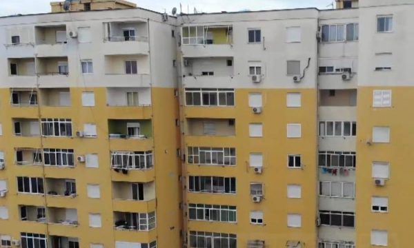 Pallatet e ish-deputetit socialist, banorët lum akuzash ndaj tij: Kurseve tulla dhe beton, që të ngopje babëzinë tënde