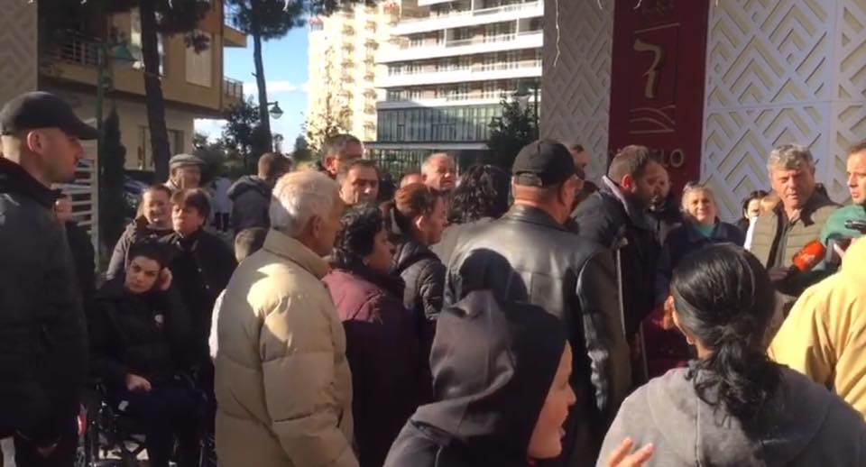 VIDEO/ Banoret e Thumanes ne Shengjin refuzojne te lene hotelet, nuk kane para per qera