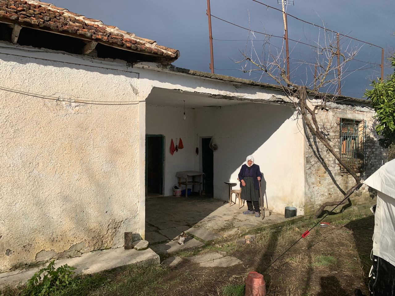 PD publikon historitë e banorëve në Bubq: Po flemë në çadra, shkojnë atje ku kanë votat e PS