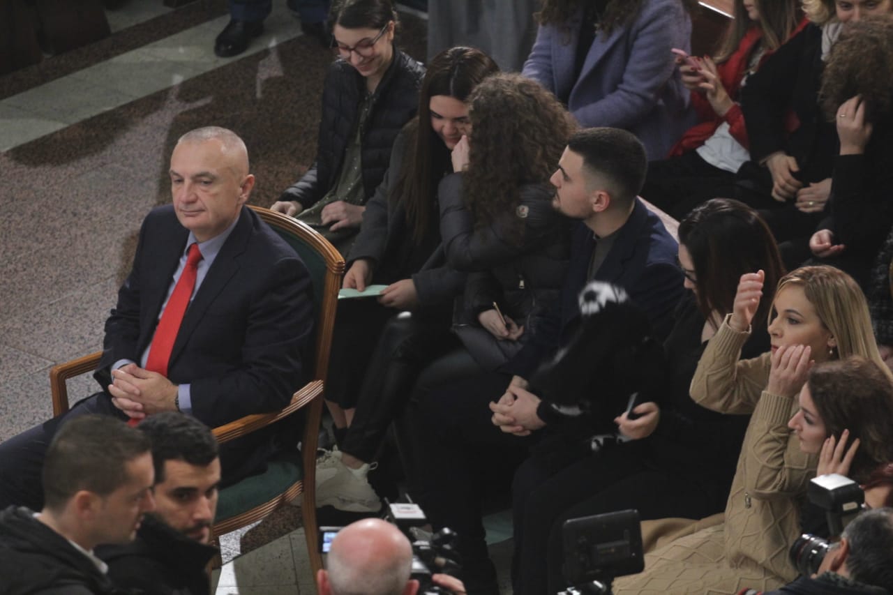 FOTO/Mbahet mesha e Krishtlindjeve, mesazhi i fortë i Imzot Frendos, merr pjesë dhe familja presidenciale