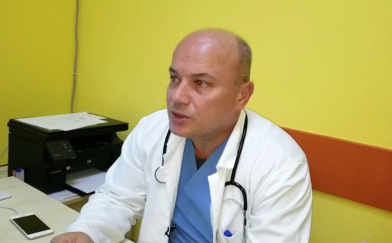 Fëmija u ra nga makina dhe nuk e panë, mjeku në Shkodër tregon gjendjen: Ka plagë në kokë