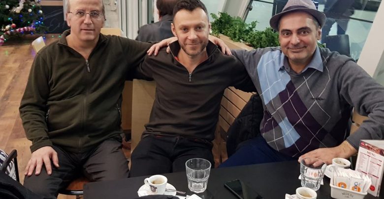 Helmimi i rëndë e detyroi të largohej, avokati i njohur pritet nga miqtë e tij në aeroport