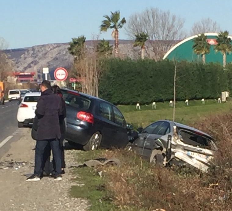 Aksident ne Lezhe, tri makina perplasen, cila perfundoi ne kanal