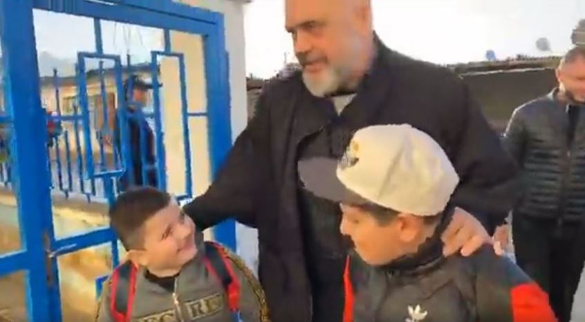 VIDEO/Rama nuk u ndahet 2 djemve nga Thumana, i shoqëron dhe në ditën e parë të shkollës
