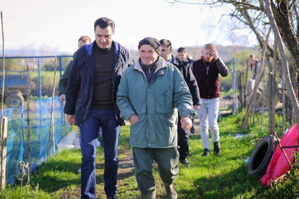 FOTO/Basha vijon takimet, çfarë nxorri në pah tërmeti i 26 Nëntorit: Banorët më treguan…