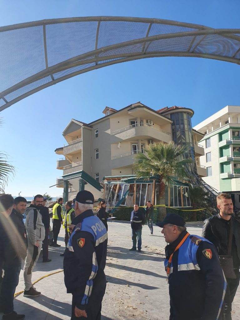 DIRRES/Nis shembja e ndertesave ne zonen e plazhit