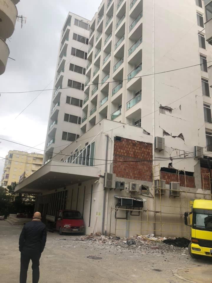 FOTO/Denoncimi për Sadri Abazin: Prish me urgjencë dy katet shtesë te pallati në zonën e plazhit