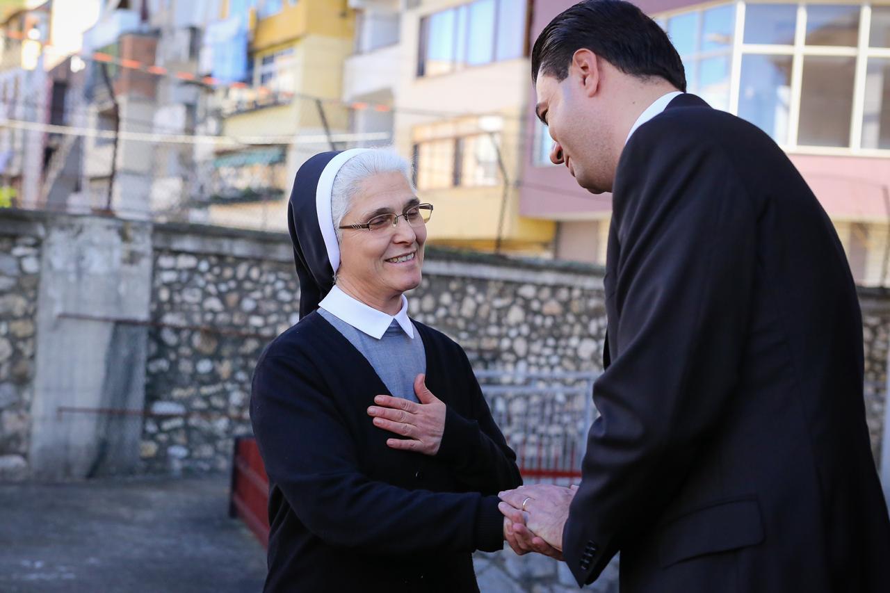 Basha zgjedh kishat e dëmtuara nga tërmeti për urimin e Krishtlindjes: Mirënjohje për ndihmat e tyre