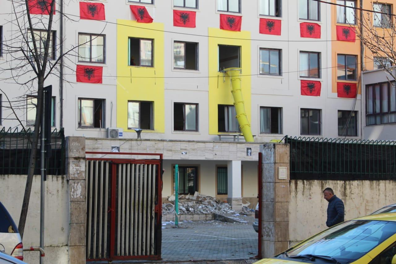 Shkolla e njohur ne Tirane, rimonstruksioni para nje viti, termeti nxjerr ne shesh korrupsionin