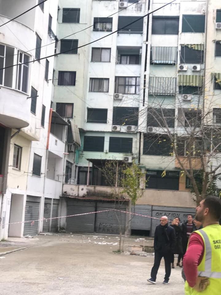 FOTO/Denoncimi për Sadri Abazin: Prish me urgjencë dy katet shtesë te pallati në zonën e plazhit