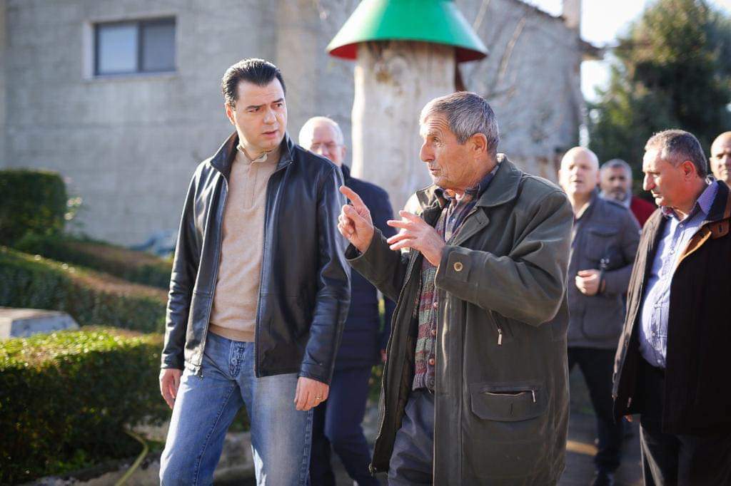 “Skandaloze që nuk kanë ende bilancin e dëmeve”, Basha me banorët në Durrës: Tashmë kemi një fatkeqësi shtetërore