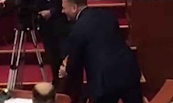 VIDEO/Incidenti që shkaktoi të qeshura në Kuvend, Tom Doshit i thyhet karrigia
