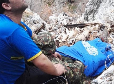 FOTO/Gjendja e oficerit të RENEA-s pas rënies në greminë, me duar e brinjë të thyera po rrezikon jetën