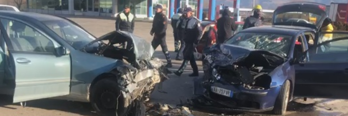 Shënohet aksidenti i radhës në vend, 5 të plagosur nga përplasja e makinave në Maliq
