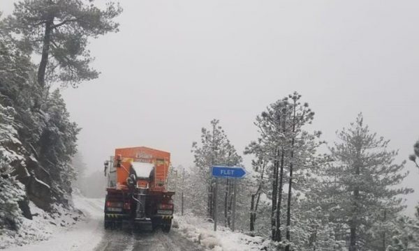 “Trashësia arrin 10 cm”, Bie bora e parë në vend, ARRSH paralajmëron shoferët për këtë aks rrugor
