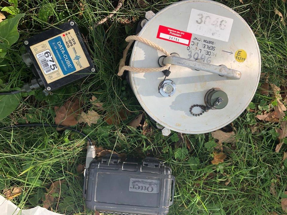 FOTO/Instalohet tek Kepi i Rodonit pajisja e re për tërmetet, sizmiologu jep 3 këshillat: Ka qetësi pas lëkundjeve të forta