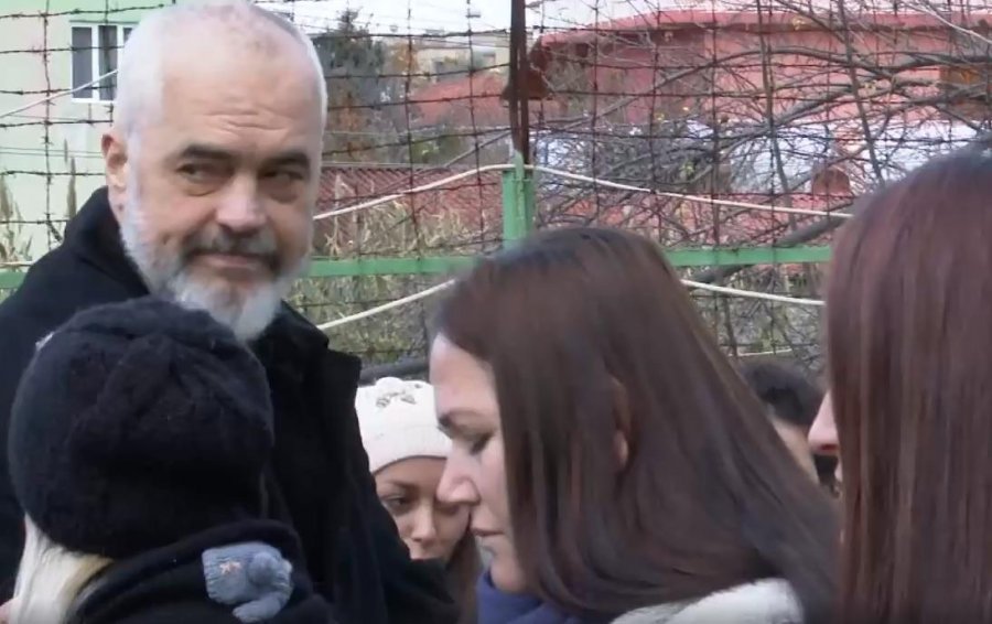 VIDEO/Rama hyn në burg me rastin e Vitit të Ri dhe bën deklaratën: Tani dukem si gjysmë prift dhe gjysmë Hoxhë