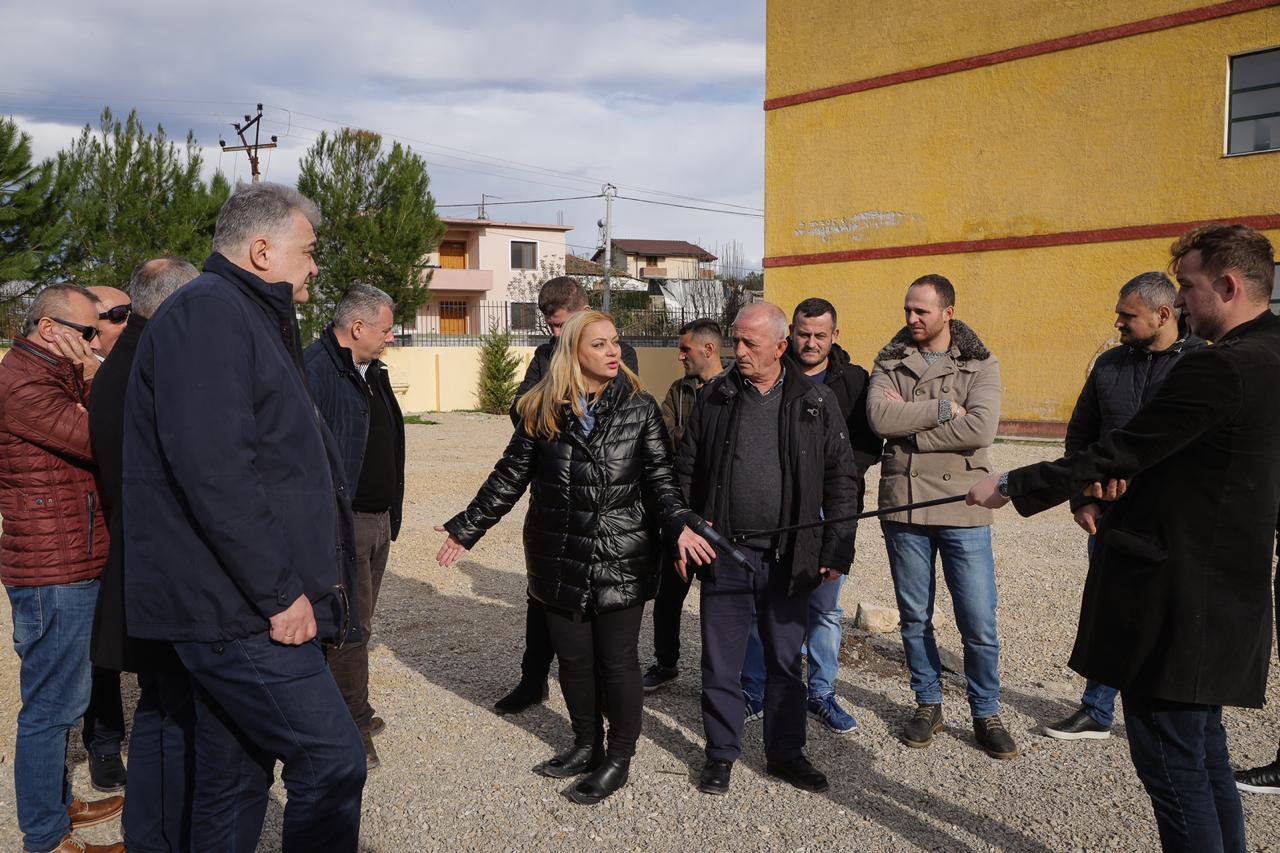 FOTO/”Tërmeti i vjedhjes zhduku 1 milionë euro nga rikonstruksionet”, PD denoncon zhdukjen e dy shkollave në Thumanë e Borizan