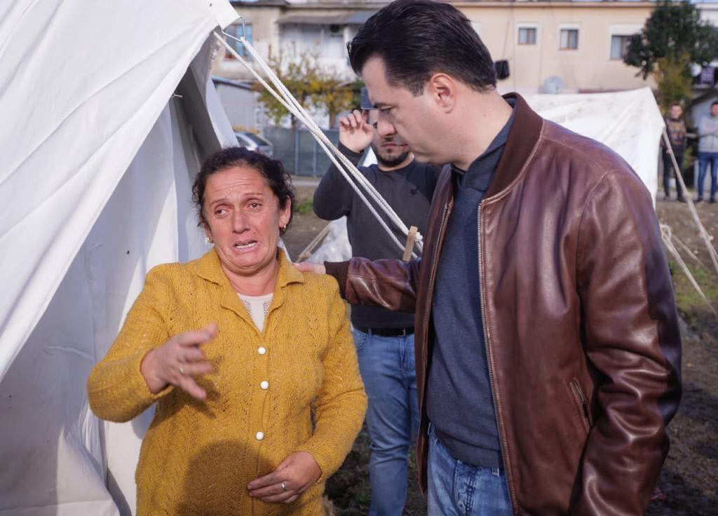 FOTO/Basha i rikujton Ramës propozimet e PD: Të ndalim futjen e Durrësit në ‘dimër ekonomik’