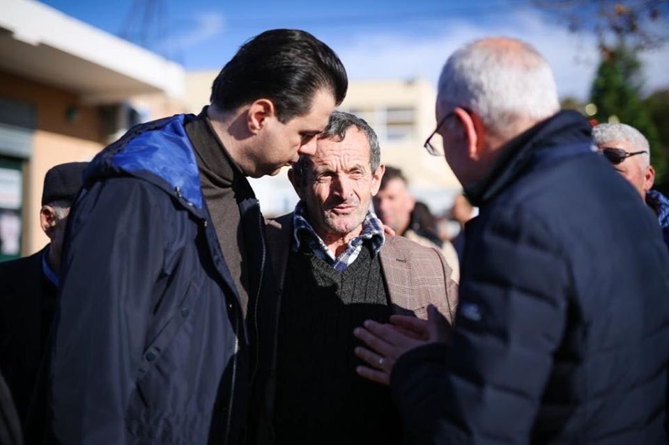 FOTO/Basha vijon takimet, çfarë nxorri në pah tërmeti i 26 Nëntorit: Banorët më treguan…