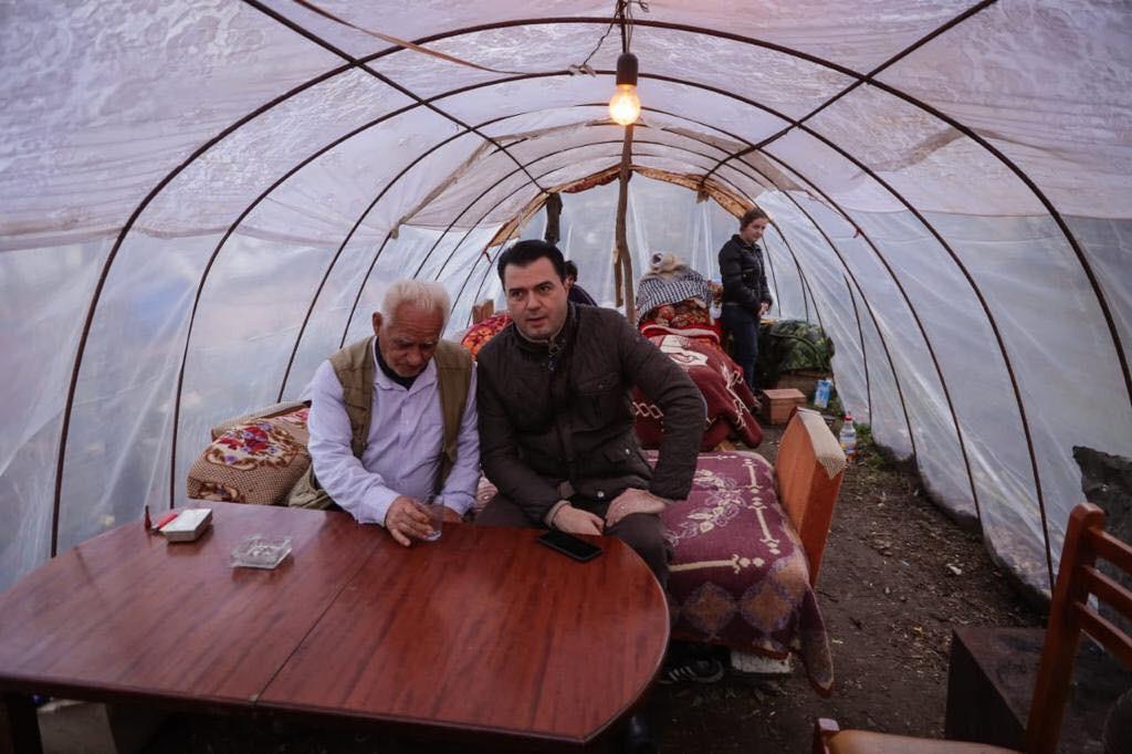 FOTO/Basha sërish thirrje: S’duhet humbur kohë, 150 mln $ për oligarkët t’i kalojnë banorëve të dëmtuar nga tërmeti