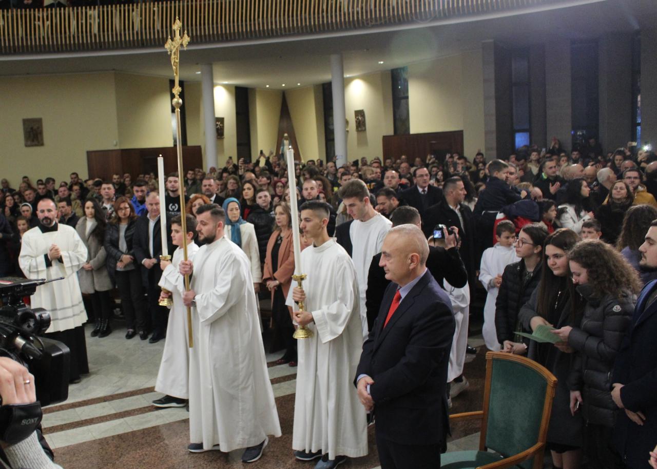FOTO/Mbahet mesha e Krishtlindjeve, mesazhi i fortë i Imzot Frendos, merr pjesë dhe familja presidenciale