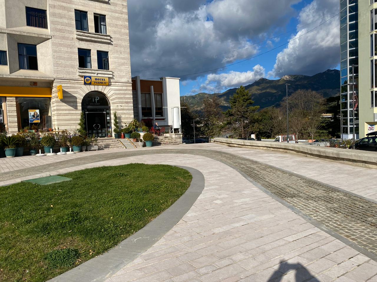 “Kryebashkiakja heq tavolinat nga pedonalja në ditë feste”, Ish-deputeti ngre dyshime: Qendra e Përmetit ishte e shkretë