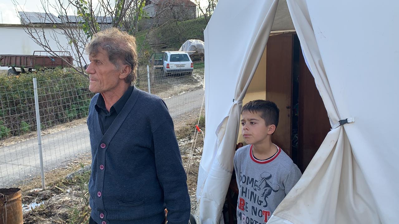 PD publikon historitë e banorëve në Bubq: Po flemë në çadra, shkojnë atje ku kanë votat e PS