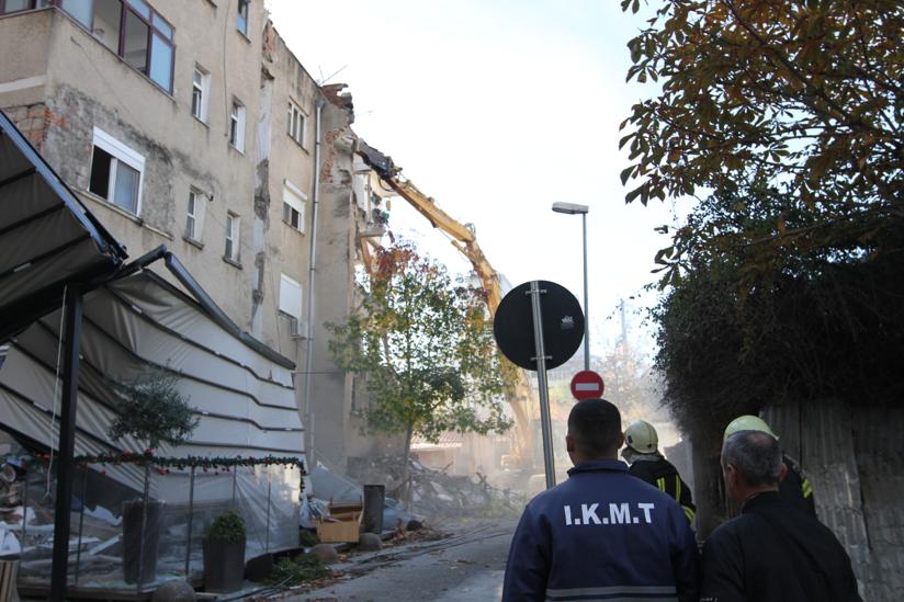 FOTO/ Shembet pallati 6 katësh në Durrës