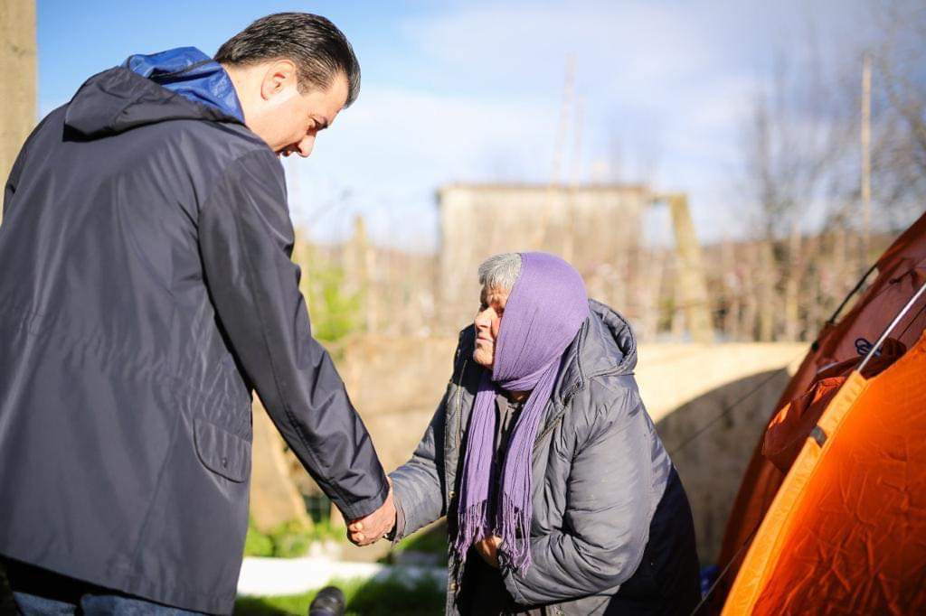 FOTO/Basha vijon takimet, çfarë nxorri në pah tërmeti i 26 Nëntorit: Banorët më treguan…