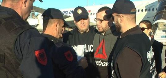 VIDEO/I dënuar për vrasje në Shqipëri dhe për grabitje bankash në Amerikë, ekstradohet 34-vjeçari shqiptar